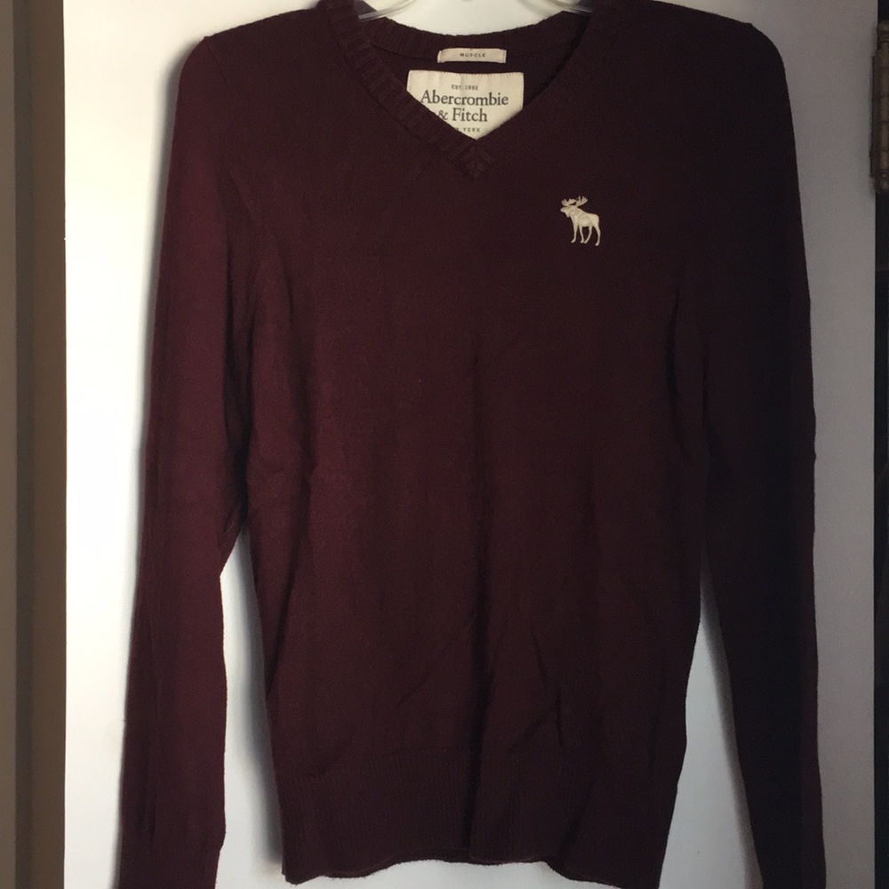 Men’s maroon sweater